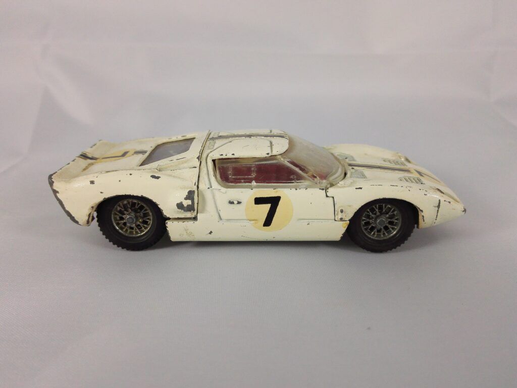 Ford GT 40 - Dinky Toys - 215