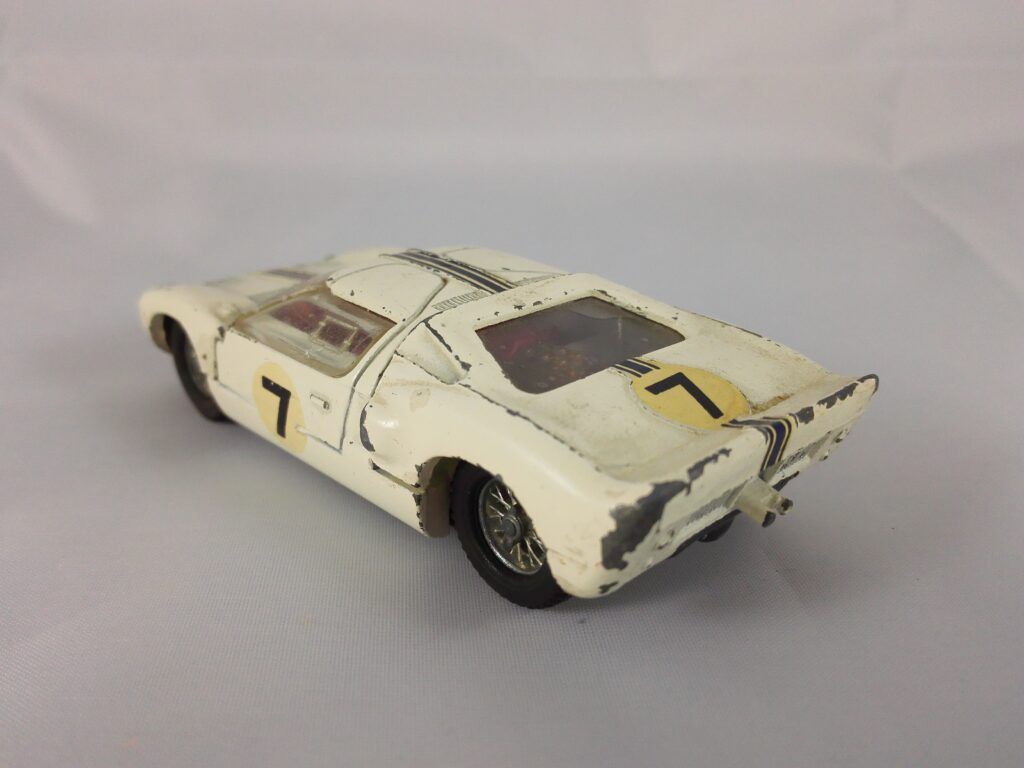 Ford GT 40 - Dinky Toys - 215