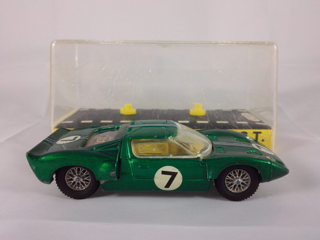 Ford GT 40 - Dinky Toys - 215