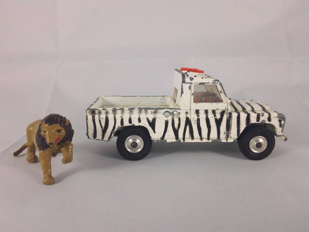 Land Rover 109 W.B. The Lions of Longleat - Corgi Toys - GS8