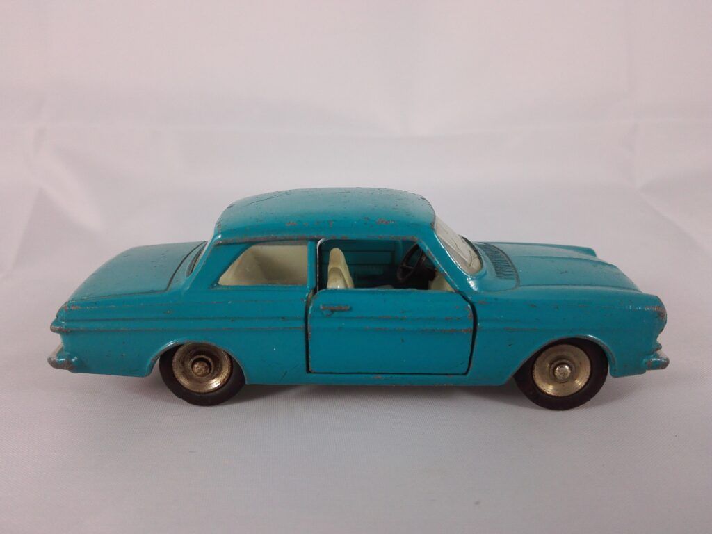 Ford Taunus 12M - Dinky Toys - 538