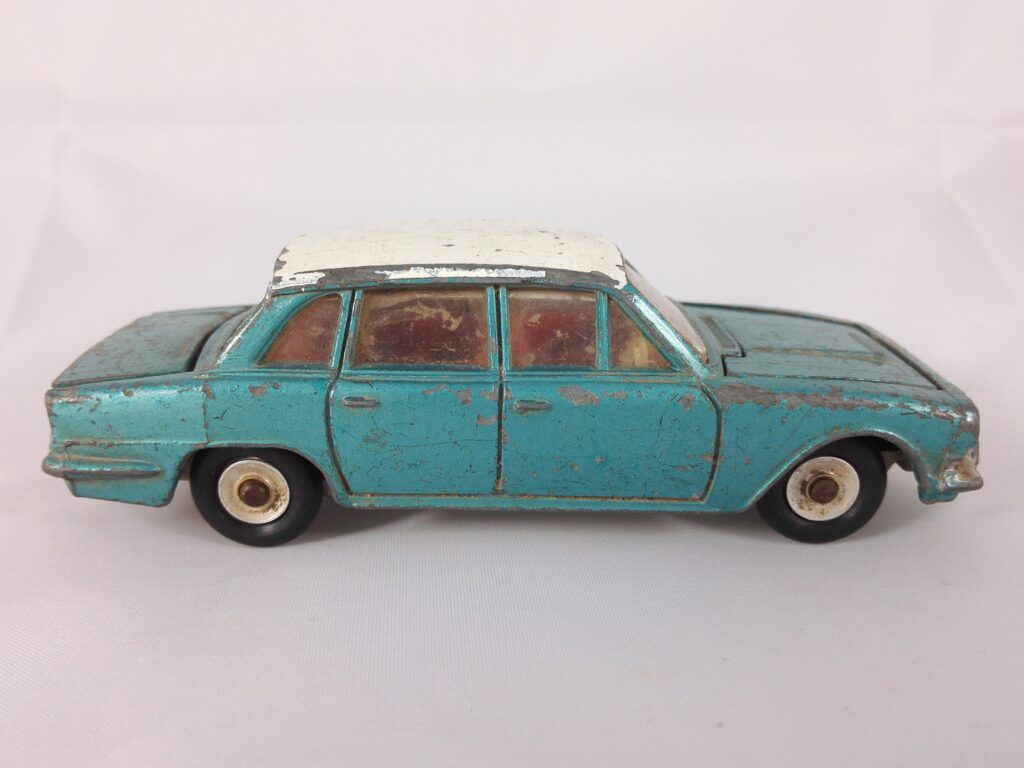 Triumph 2000 Mk 1 - Dinky Toys - 135